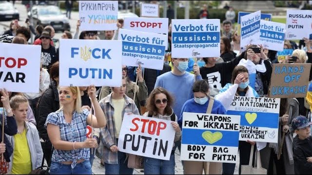Rosjanie w Niemczech wyszli na ulice Düsseldorfu w proteście przeciwko Putinowi