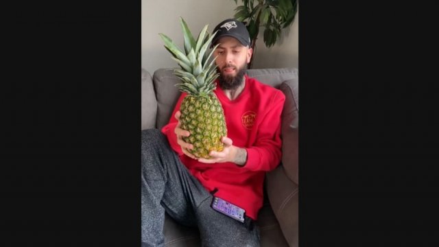 Rewelacyjny sposób na zjedzenie ananasa. Mało kto go zna