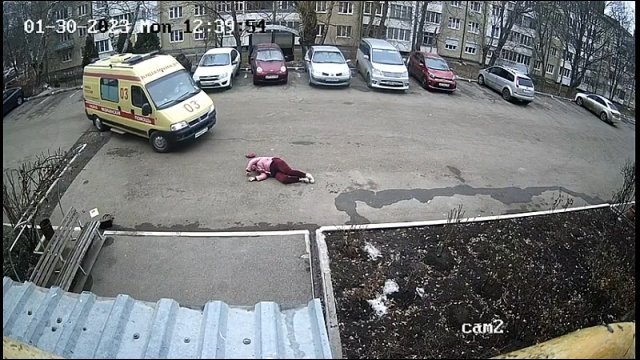 Rosyjska służba zdrowia w akcji. Kierowca karetki potrącił staruszkę, po czym odjechał
