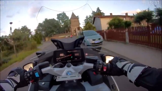Policjant na motocyklu i pościg za nietrzeźwym motocyklistą