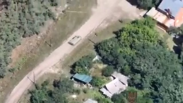 Ukraiński dron namierza kryjówkę rosyjskiego transportera, a resztę zrobiła artyleria