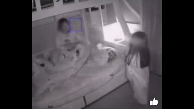Kobieta wystraszyła się własnej córki, która stała przed łóżkiem