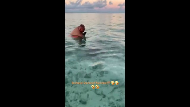 Polski łowca rekinów na wakacjach na Malediwach [WIDEO]