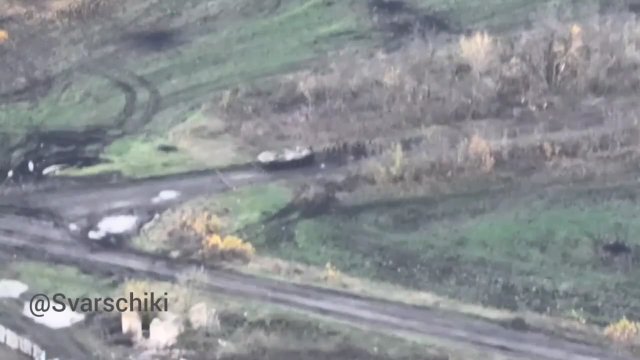 Oddział ukraiński podąża za BMP, który uderza w minę i eksploduje
