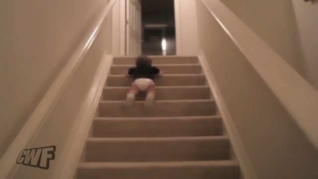 Dziecko na schodach i szybkie zejście po butelkę [WIDEO]