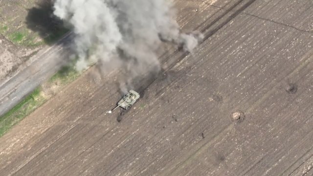 Rosyjski czołg pędzący przez pole natrafił na minę
