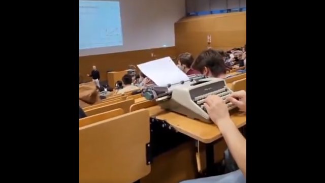 Profesor zabronił przynoszenia laptopów na zajęcia. To był duży błąd! [WIDEO]