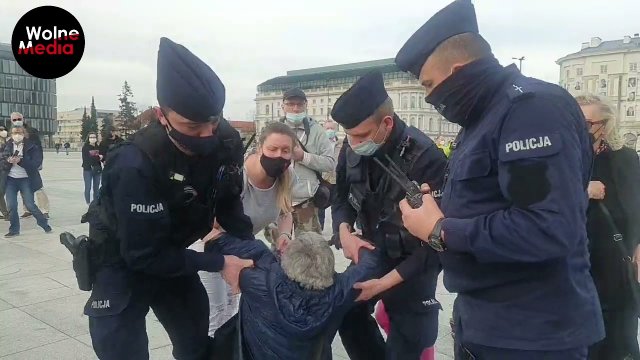 Policja siłą zaciąga starszą kobietę do suki