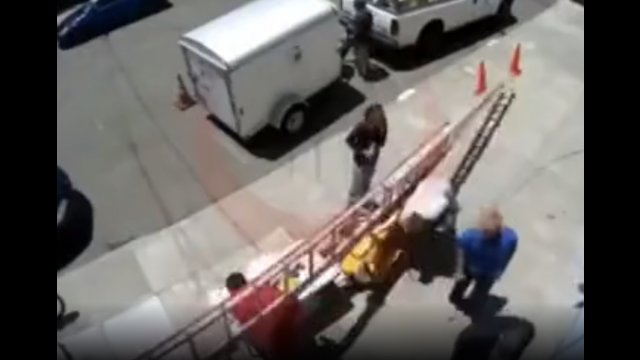 Spadająca drabina uderzyła jednego z pracowników w głowę