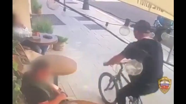 Rowerzysta podjechał do stolika i ukradł portfel klientowi restauracji