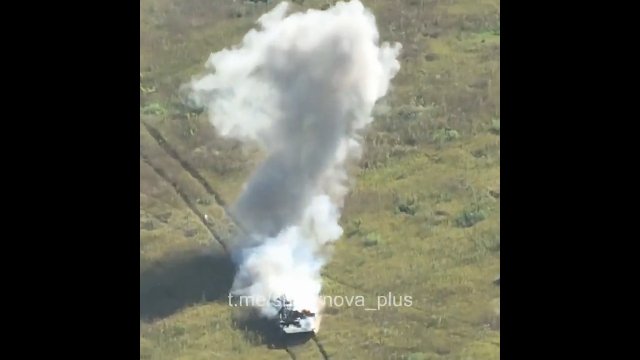Rosyjski wóz bojowy z żołnierzami na szczycie wjechał na minę. Pojawiło się nagranie z drona