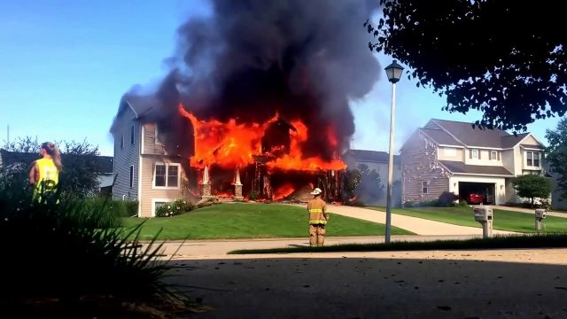 Jak znika drewniany dom w ciągu 10 minut pożaru