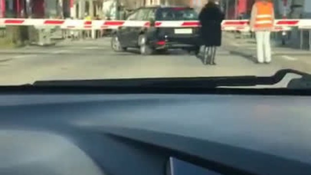Kobieta za kierownicą utknąła na przejeździe kolejowym (Szwajcaria)