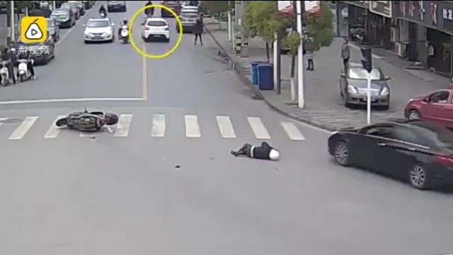 Potrącił mężczyznę i próbował uciec. Inni kierowcy natychmiast ruszyli w pościg! [VIDEO]
