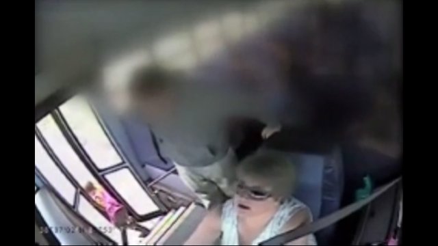 Kierowca autobusu odjechał z dzieciakiem, który został przytrzaśnięty drzwiami