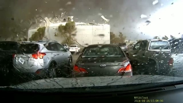 Tornado nagrane z kamery samochodowej z Lincoln w Nebrasce [WIDEO]