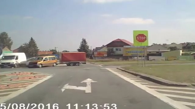 "Tato, a po co są te pasy na jezdni?" - wypadek na skrzyżowaniu w Reńskiej Wsi