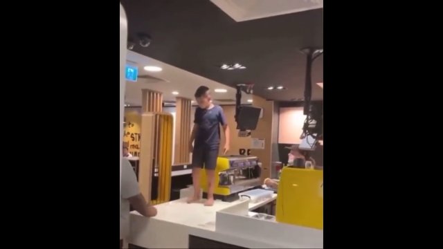 Dzieciak zachowywał się okropnie w McDonald's. W końcu został wyrzucony z knajpy