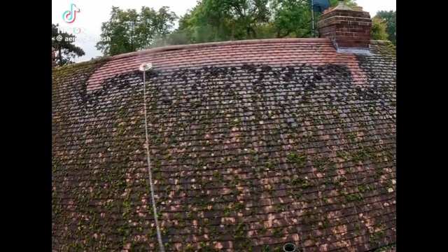 Mycie zaniedbanego dachu za pomocą myjki ciśnieniowej [WIDEO]