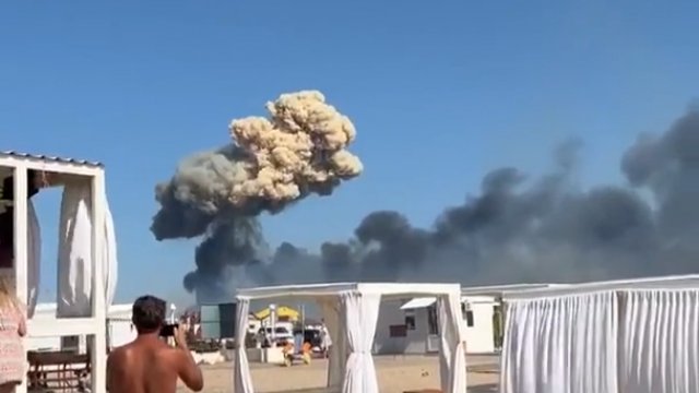 Inny widok wielkiej eksplozji w Novofedorovce na okupowanym przez Rosję Krymie
