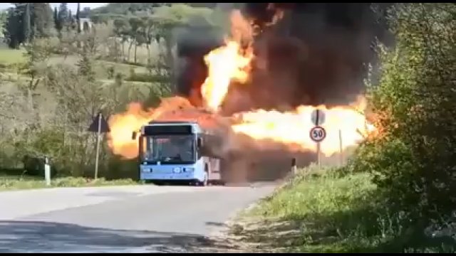 Tak pali się autobus na CNG. Pojazd zamienił się w istny miotacz ognia