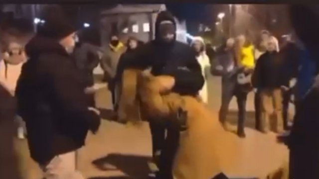 Protesty w Rosji. Jedna dziewczyna vs kilka milicjantantów