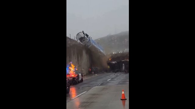 Ciężarówka spadła z autostrady w pobliżu Los Angeles
