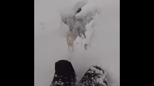 Narciarz wpadł do ukrytego pod śniegiem wodospadu [WIDEO]