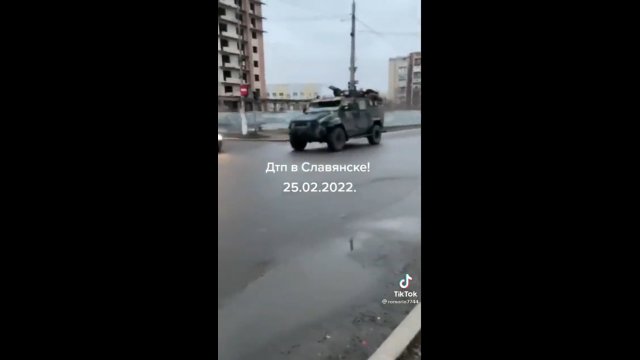 Wypadek z transportem wojskowym na rosyjskim skrzyżowaniu