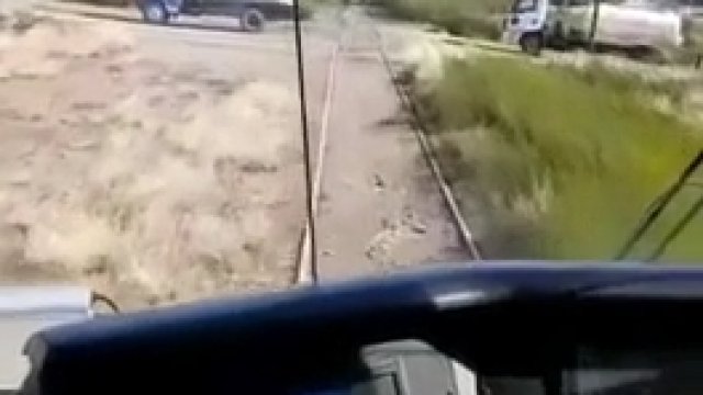 Kierowca ciężarówki wjechał prosto pod jadący pociąg