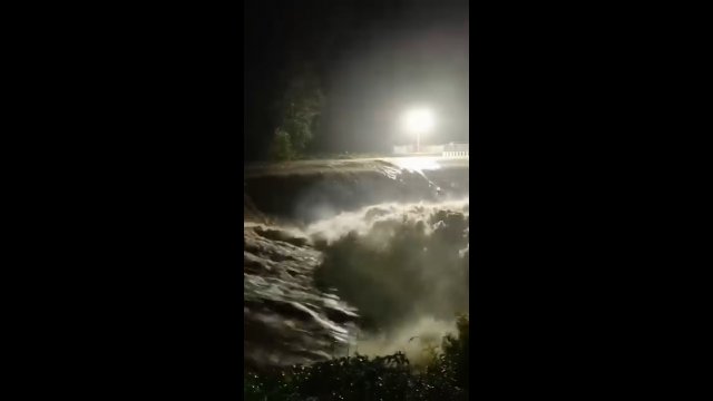 Nie wygląda to dobrze! Nysa Kłodzka, tama przy wyjeździe z miasta [WIDEO]