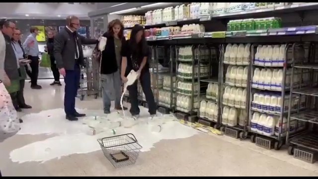 Wege świry w ramach protestu wylewają mleko w supermarkecie