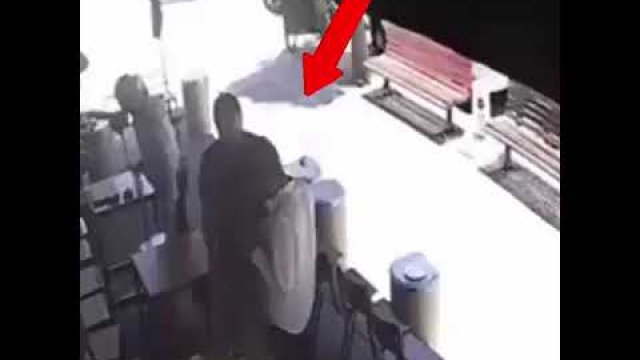 Uciekający złodziej zostaje schwytany przez obserwatora rzucając krzesło