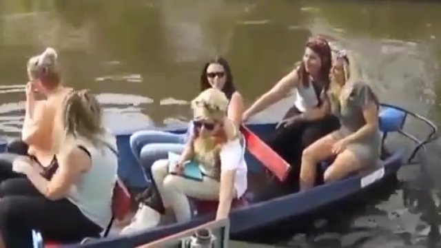 Filmik o tym, jak sześć kobiet steruje łódką