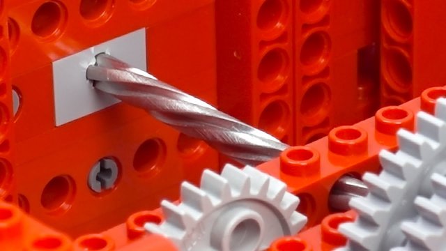 Test wytrzymałości ośki lego wykonanej ze stali nierdzewnej na maszynie z LEGO