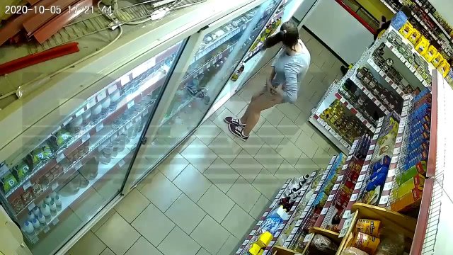 Dziewczyna robi zakupy w Rosji