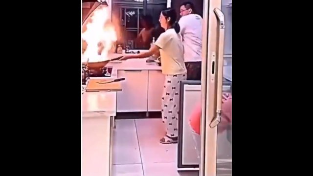W kuchni wybuch pożar. Ojciec postanowił ratować to co najważniejsze [WIDEO]