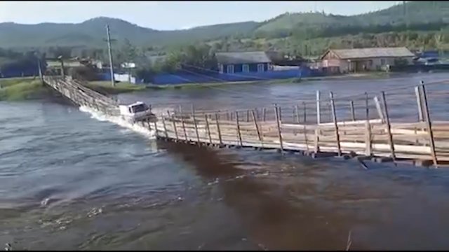Rosja. Most zawalił się pod przejeżdżającą ciężarówką