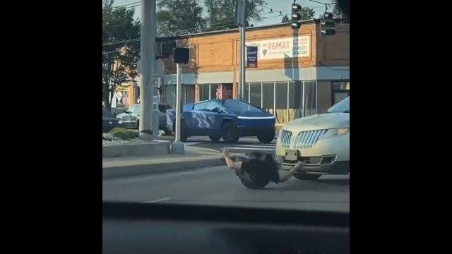 Przypadkowo nagrał potrącenie, ale... ważniejsza była Tesla Cybertruck [WIDEO]