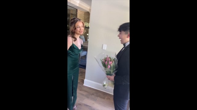 Zaprosił koleżankę na bal. Zobacz jego reakcję, gdy wyszła go przywitać. [VIDEO]