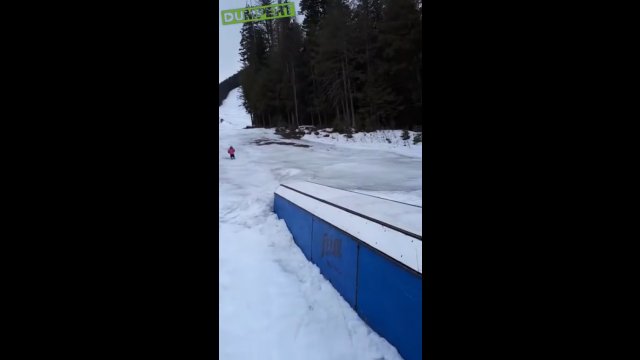 Tatuś zachęcił dziecko do zrobienia sztuczki na nartach