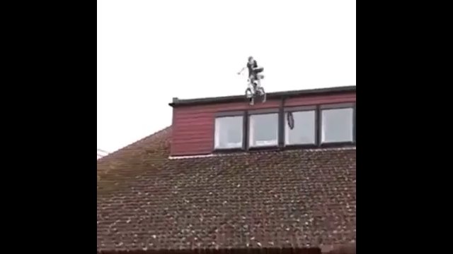 Skok rowerem z dachu nie poszedł dobrze!