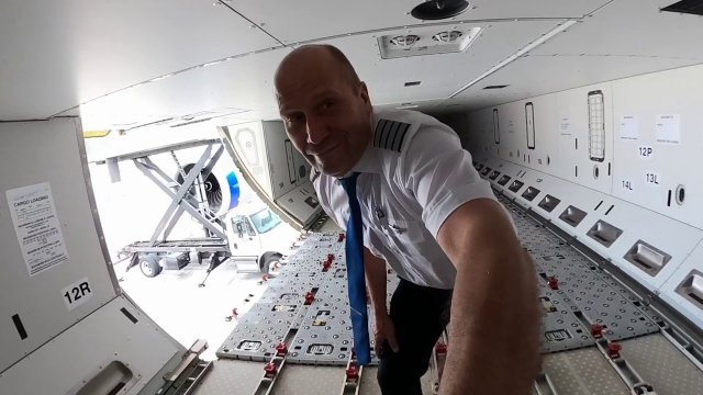 Szybki rzut oka na elektronikę samolotu pod kokpitem w Airbus A350...