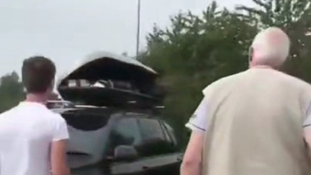 Wściekły Brytyjczyk znajduje dwóch migrantów ukrywających się w bagażniku na dachu samochodu