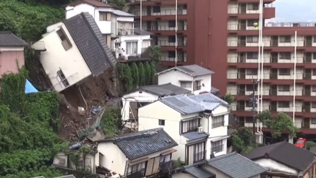 Dom w Japonii ulega zawaleniu
