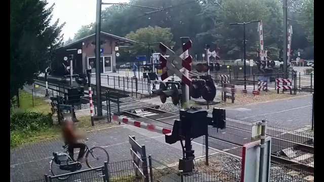 Cudem uniknęła śmierci. Nieodpowiedzialna kobieta na przejeździe kolejowym w Holandii