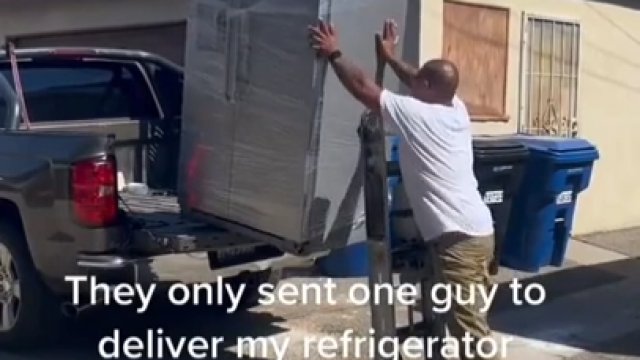 Firma wysłała tylko jednego pracownika z dostawą lodówki