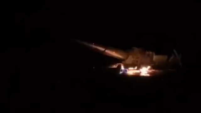 Ukraińscy partyzanci podpalający rosyjskie pojazdy na okupowanym terytorium