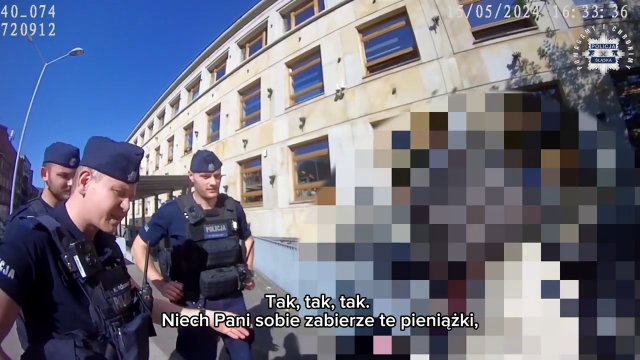 Policjanci udaremnili oszustom przejęcie 50 tys. zł. Seniorka włożyła pieniądze do kosza!