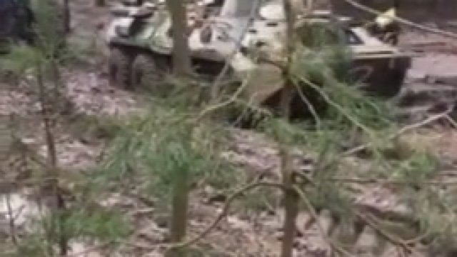BTR-82A wydobyty z błota i przygarnięty przez ukraińców